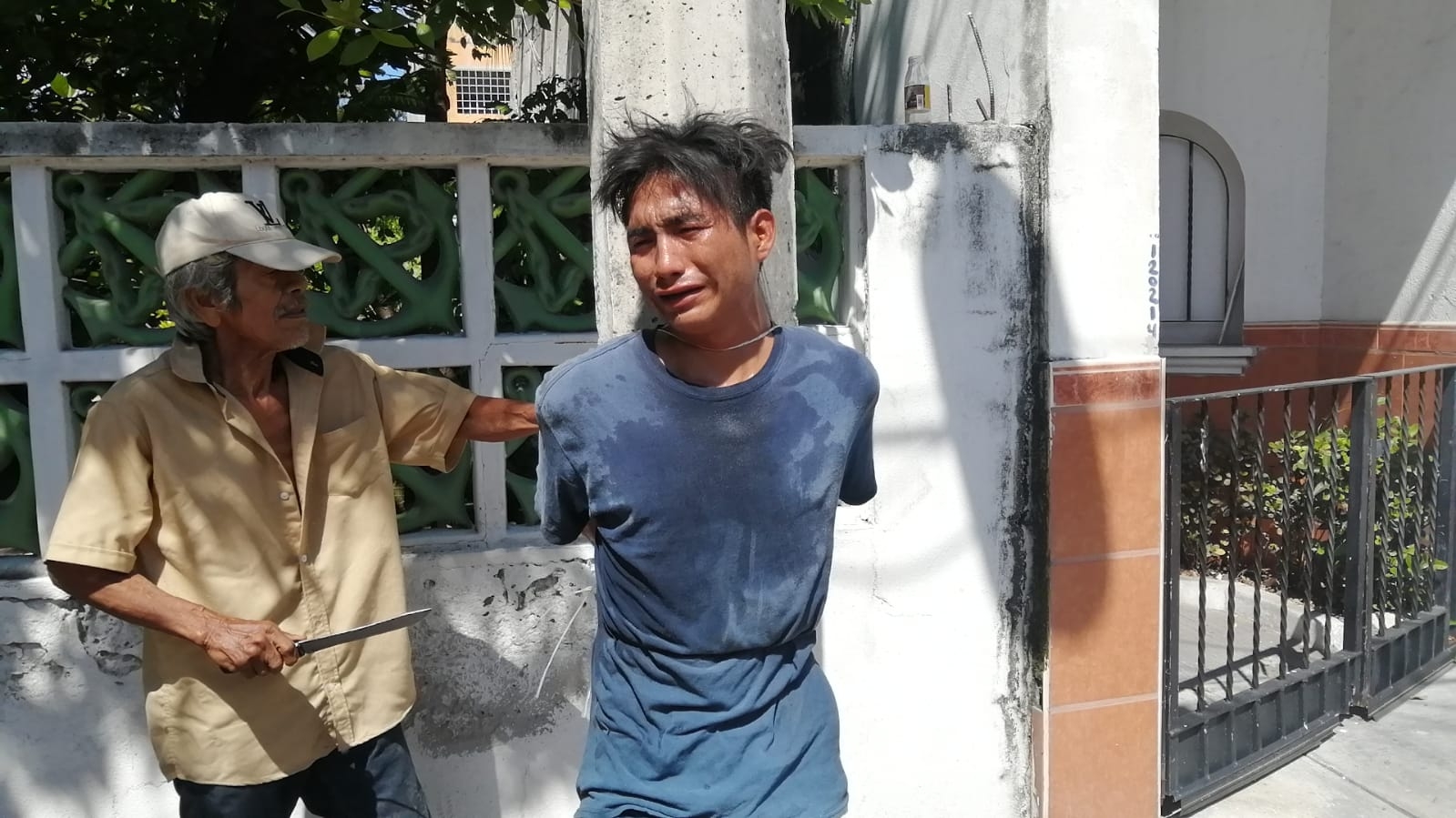 El joven afirma que solo buscaba comida y agua pero vecinos lo relacionaron a un robo previo El joven afirma que solo buscaba comida y agua pero vecinos lo relacionaron a un robo previo