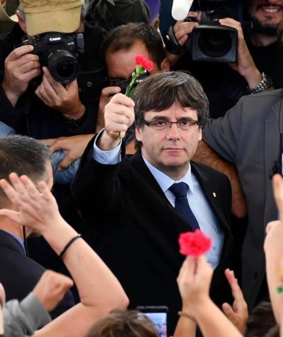 La policía italiana detuvo al expresidente de la Generalitat de Cataluña Carles Puigdemont. El político era prófugo de la justicia española desde 2017 La policía italiana detuvo al expresidente de la Generalitat de Cataluña Carles Puigdemont. El político era prófugo de la justicia española desde 2017