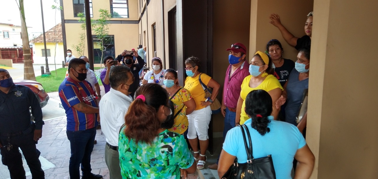 Los manifestantes afirman que uniformados agredieron a dos mujeres, acusación que la directora de la Policía Municipal negó