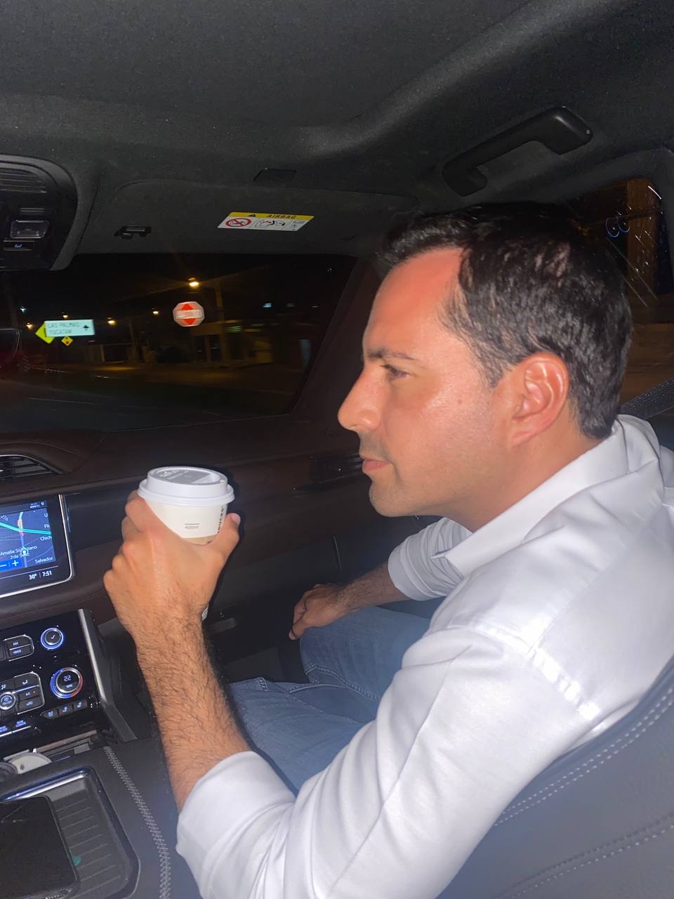 Tomando su café, el Gobernador del estado pide ayuda para saber dónde cenará, recibiendo gran respuesta de los yucatecos