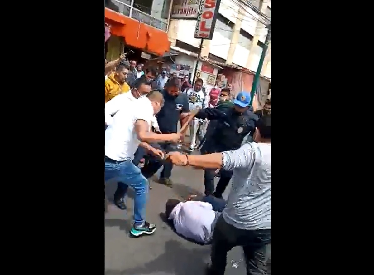 Habitantes de la Alcaldía Tlalpan hicieron justicia por mano propia y golpearon a un sujeto acusado de robo Habitantes de la Alcaldía Tlalpan hicieron justicia por mano propia y golpearon a un sujeto acusado de robo