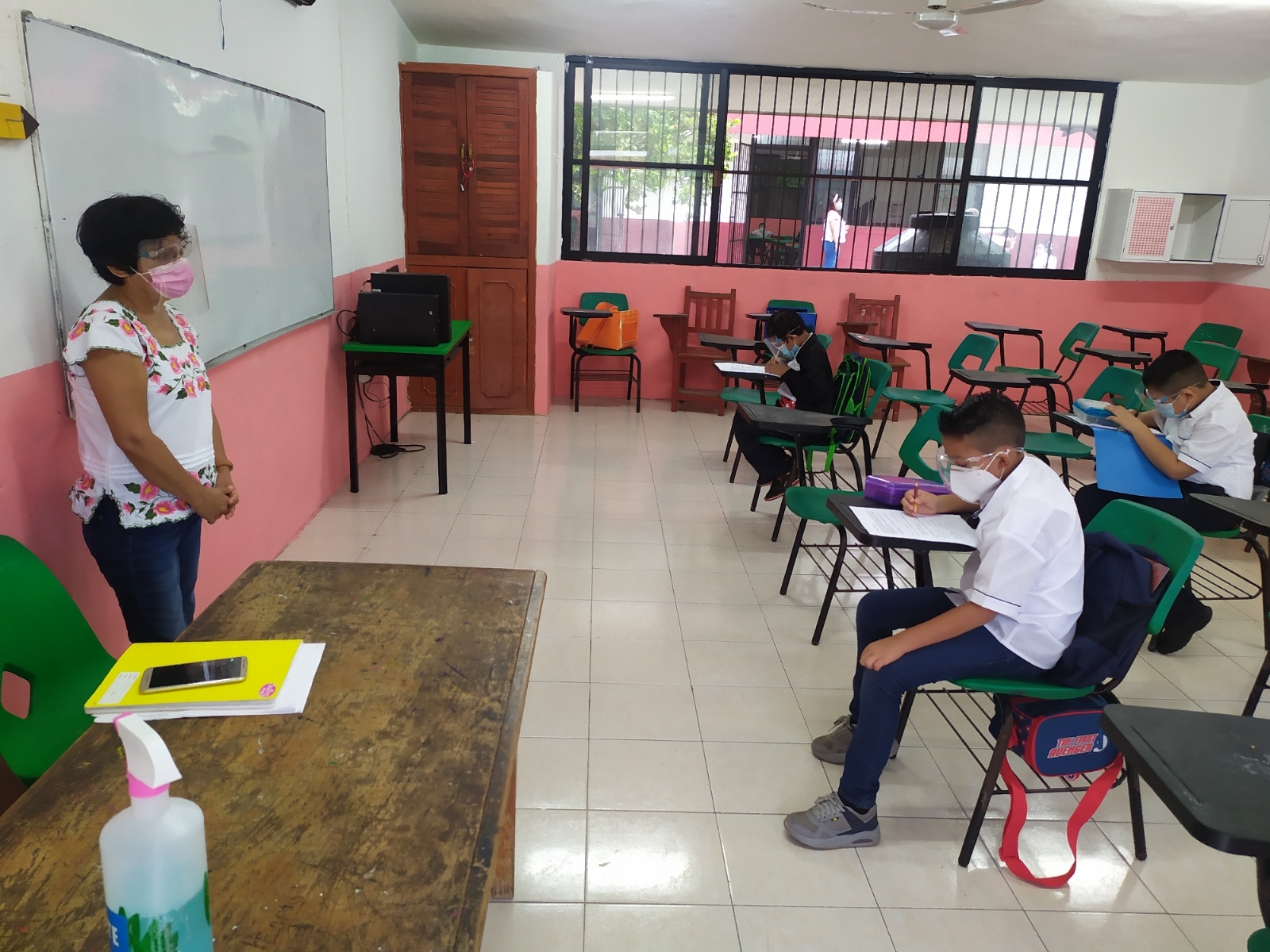 Padres de familia temen que sus hijos se contagien por las clases presenciales Padres de familia temen que sus hijos se contagien por las clases presenciales