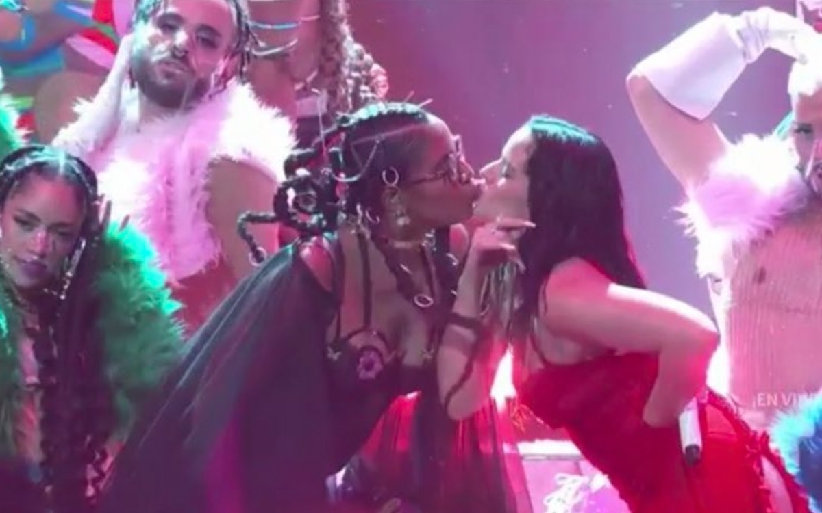 Las cantantes impactaron a los espectadores con un breve beso