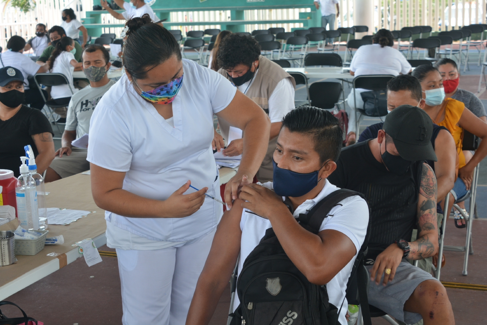 La iniciativa busca generar confianza en los visitantes, al tener a sus colaboradores inmunizados