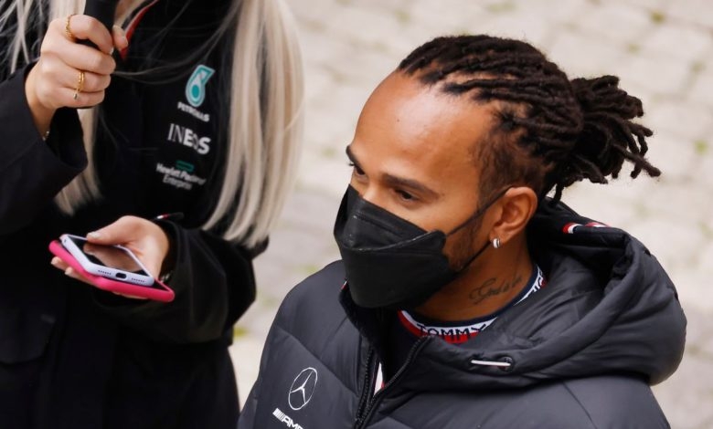 Lewis Hamilton frena tarde y atropella a uno de sus mecánicos Lewis Hamilton frena tarde y atropella a uno de sus mecánicos
