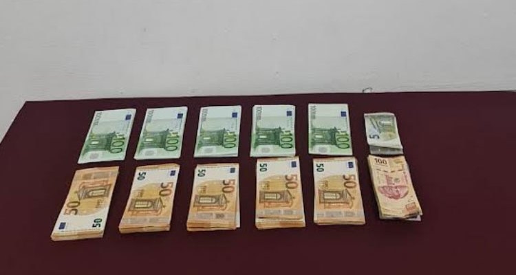 La mujer portaba en efectivo 9 mil 210 euros (equivalente a más de 216 mil pesos)