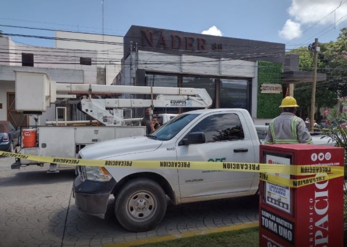 Cortocircuito deja sin luz a colonias en la Avenida Nader de Cancún