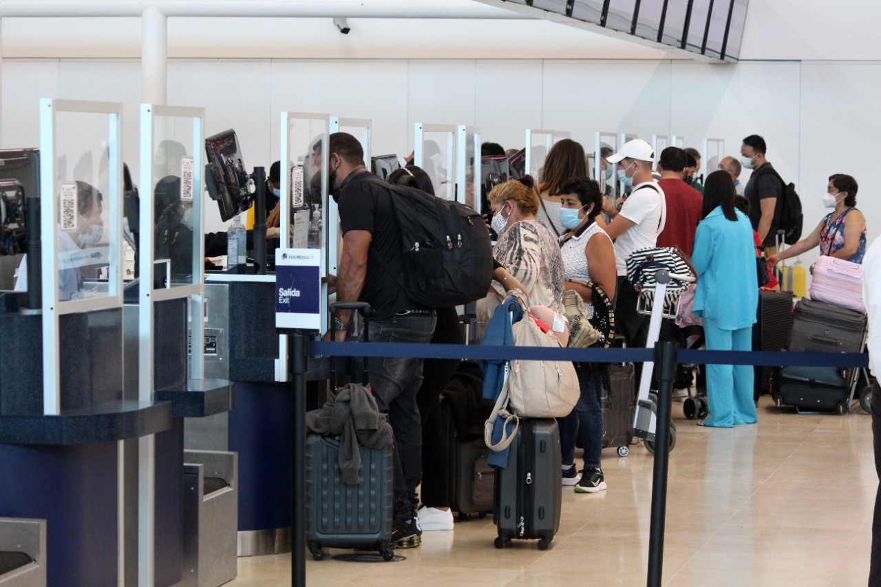 Más de 80 viajeros que esperaban en el Aeropuerto de Cancún afirmaron estar molestos por las demoras Más de 80 viajeros que esperaban en el Aeropuerto de Cancún afirmaron estar molestos por las demoras