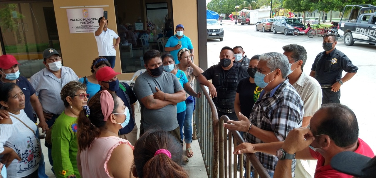 Al principio sólo cerraron el acceso al segundo piso, pero eventualmente tomaron todo el edificio