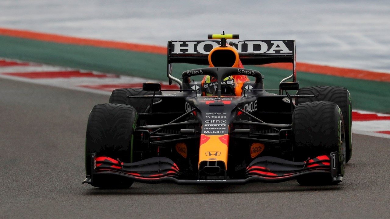 'Checo' Pérez batalló en la calificación en Sochi.