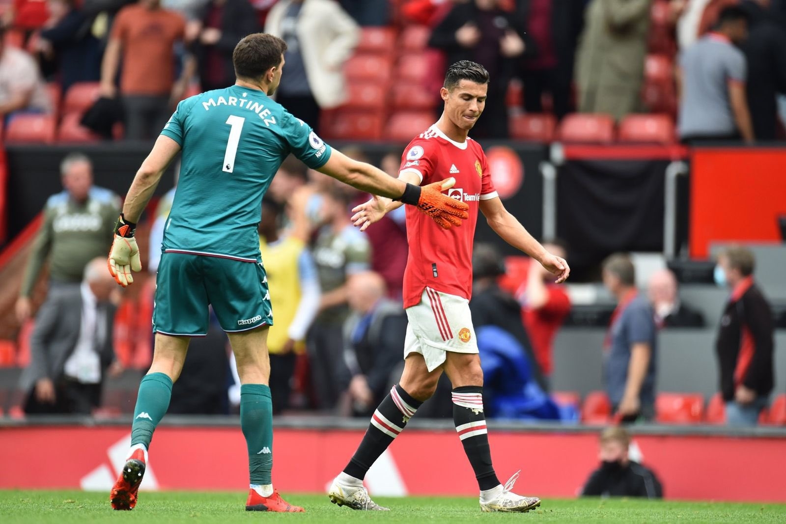 Dibu Martínez protagoniza 'bailecito' en la victoria ante el Manchester United