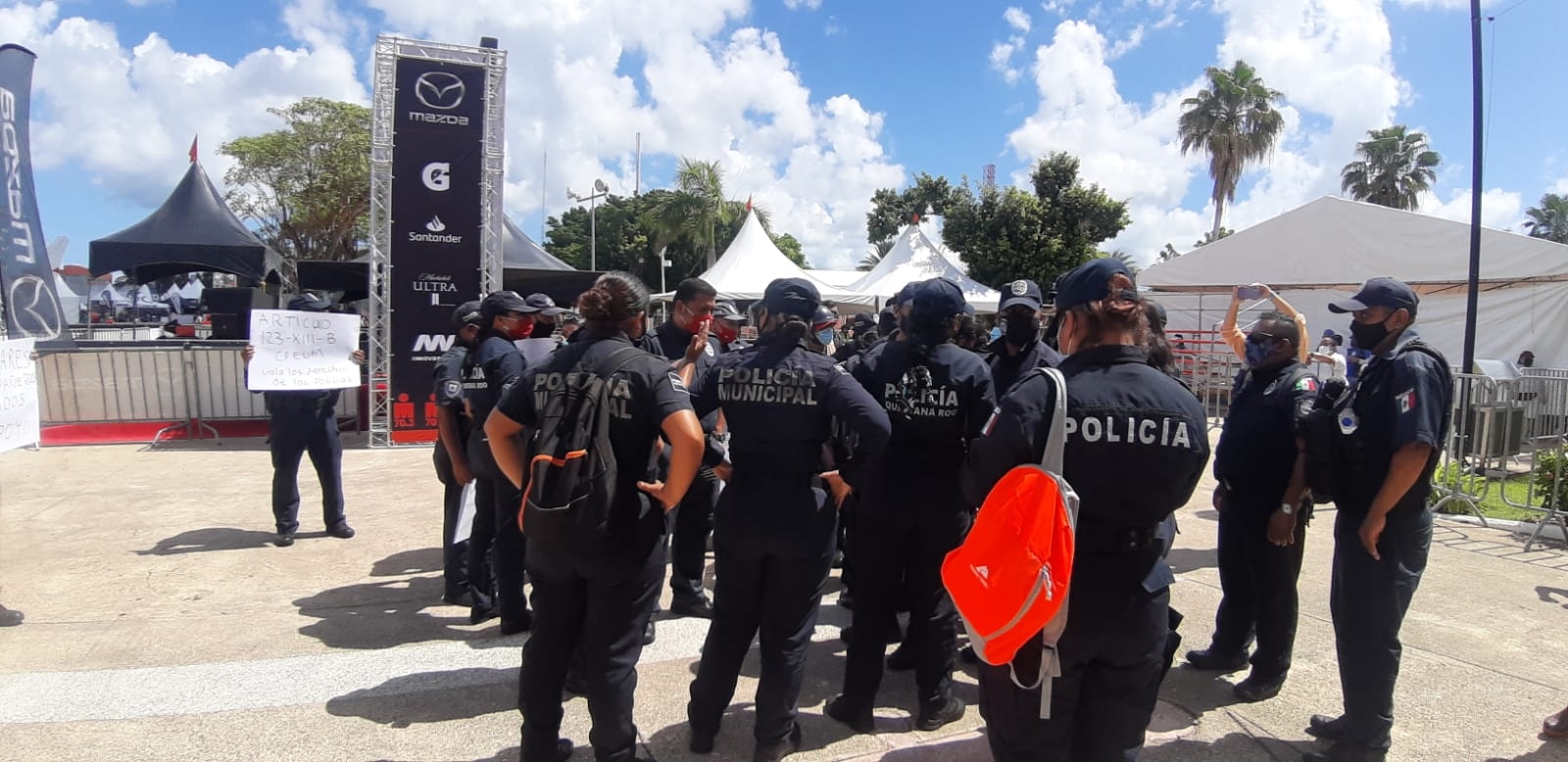 Los agentes de la Policía Municipal de Cozumel esperan la llegada de Pedro Joaquín Delbouis para establecer un diálogo con él Los agentes de la Policía Municipal de Cozumel esperan la llegada de Pedro Joaquín Delbouis para establecer un diálogo con él