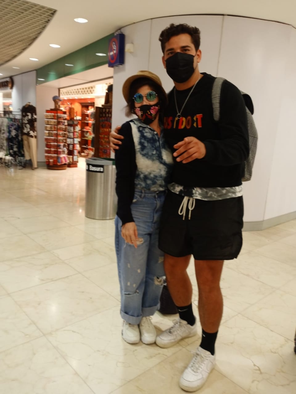 Julio Ramírez llegó al aeropuerto de Mérida donde atendió a fans