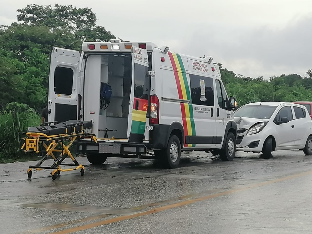 El fuerte impacto dejó daños materiales de mayor cuantía y la mujer que iba a bordo de la ambulancia sufrió más golpes El fuerte impacto dejó daños materiales de mayor cuantía y la mujer que iba a bordo de la ambulancia sufrió más golpes