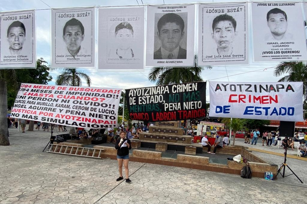 Durante la conmemoración, realizó el pase de lista de los 43 estudiantes de Ayotzinapa Durante la conmemoración, realizó el pase de lista de los 43 estudiantes de Ayotzinapa