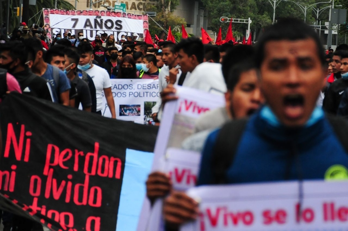 Los manifestantes hicieron el pase de lista y dejaron pintas a su paso