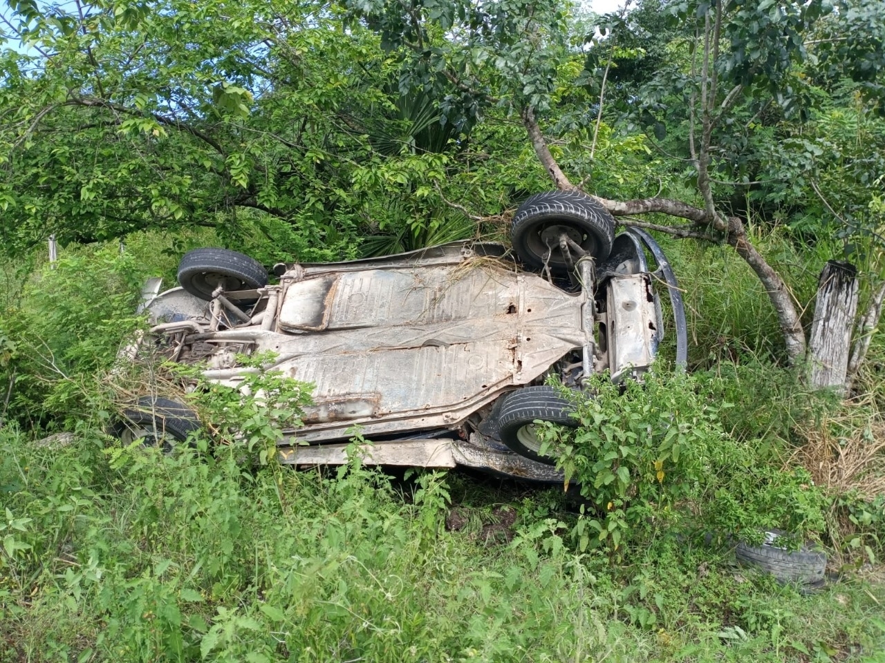 En el lugar de los hechos ya se encontraban varias personas que dijeron ser familiares del accidentado. Foto: Foto: Carlos Euan / Por Esto! En el lugar de los hechos ya se encontraban varias personas que dijeron ser familiares del accidentado. Foto: Foto: Carlos Euan / Por Esto!