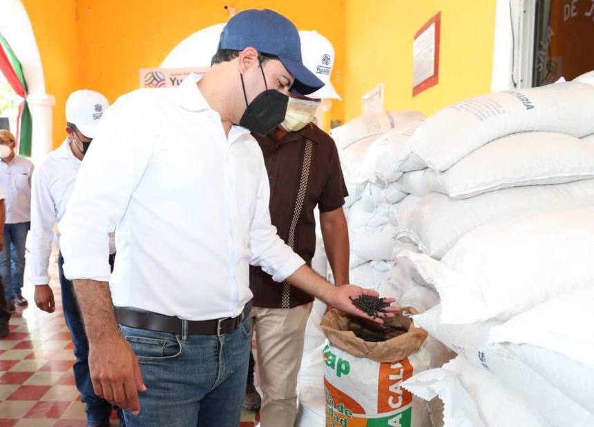 Como parte de su gira el Gobernador de Yucatán aprovechó para atender de manera personal, las solicitudes e inquietudes de los habitantes Como parte de su gira el Gobernador de Yucatán aprovechó para atender de manera personal, las solicitudes e inquietudes de los habitantes