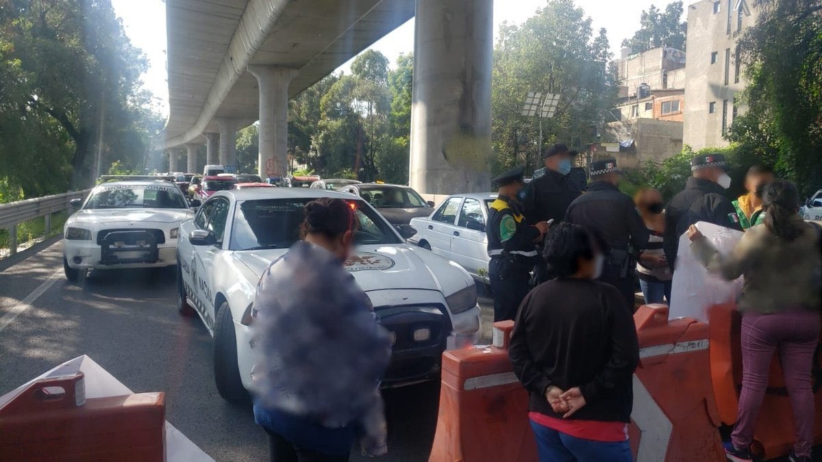 Son 25 personas que solicitan que se les entregue el presupuesto participativo que ya fue autorizado, para construir un andador a un costado de la autopista Son 25 personas que solicitan que se les entregue el presupuesto participativo que ya fue autorizado, para construir un andador a un costado de la autopista
