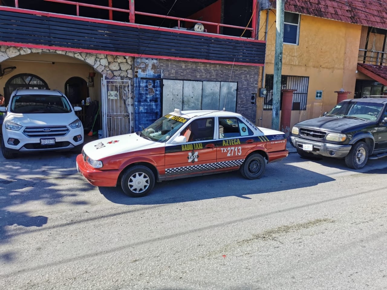 El conductor fue obligado a retirar su vehículo donde afirmó que solo buscaba tener sombra para su unidad