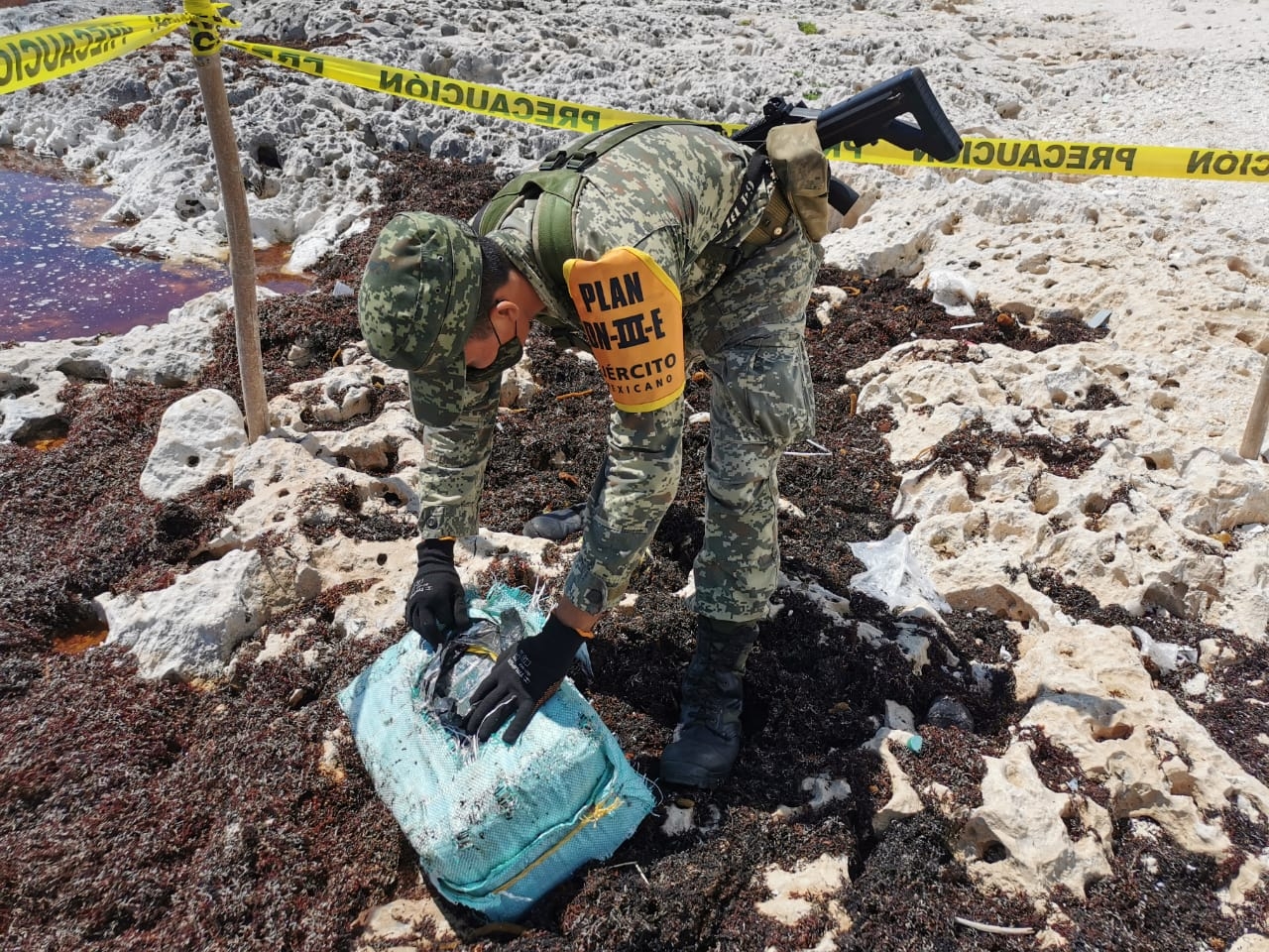 Los paquetes de droga fueron hallados recalados en la arena de Punta Molas, donde se confirmó que se trataba de un trasiego de droga