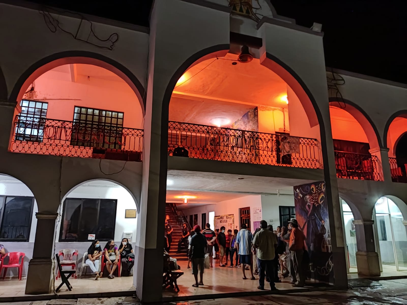 Los trabajadores dijeron que se van a mantener en la presidencia municipal hasta que se paguen todas las quincenas atrasadas Los trabajadores dijeron que se van a mantener en la presidencia municipal hasta que se paguen todas las quincenas atrasadas