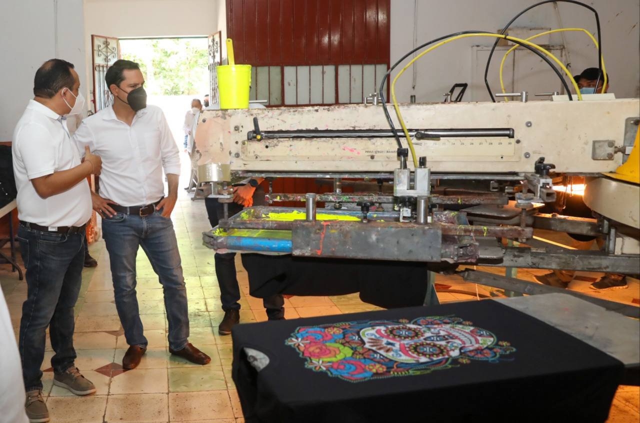 Mauricio Vila visitó el puesto de serigrafía en segumiento al crédico que recibió el negocio yucateco