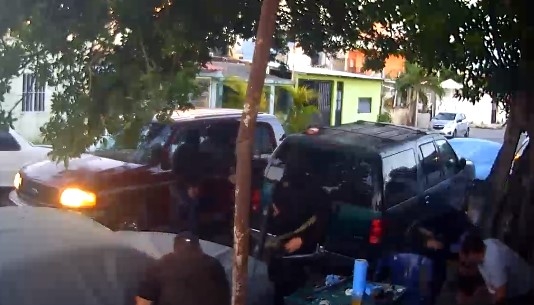 El hecho ocurrió a plena luz del día alrededor de las 18:30 horas de este domingo