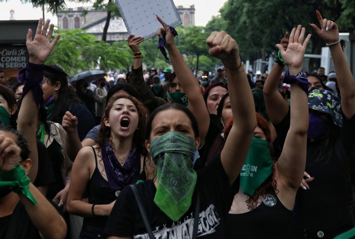 Los colectivos feministas se encontraron en el Ángel de la Independencia, en donde intentaron derribar la valla de seguridad