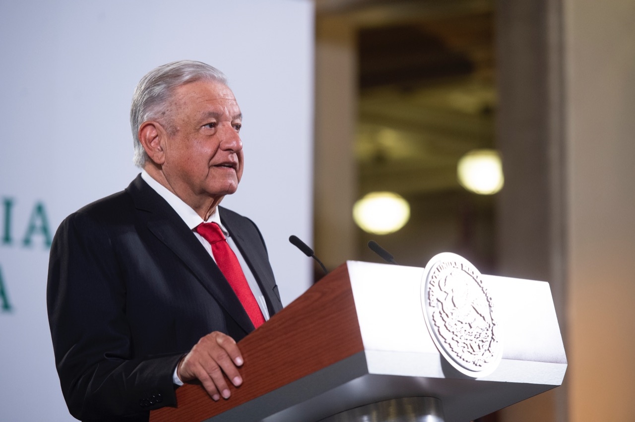 AMLO condena violencia en marcha feminista