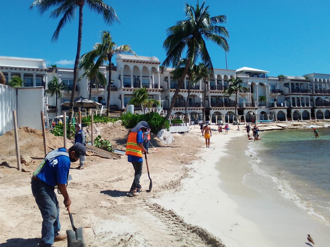 En el pasado, el hotel fue denunciado por rellenar la costa, colocar espigones así como costales con arena para evitar la erosión