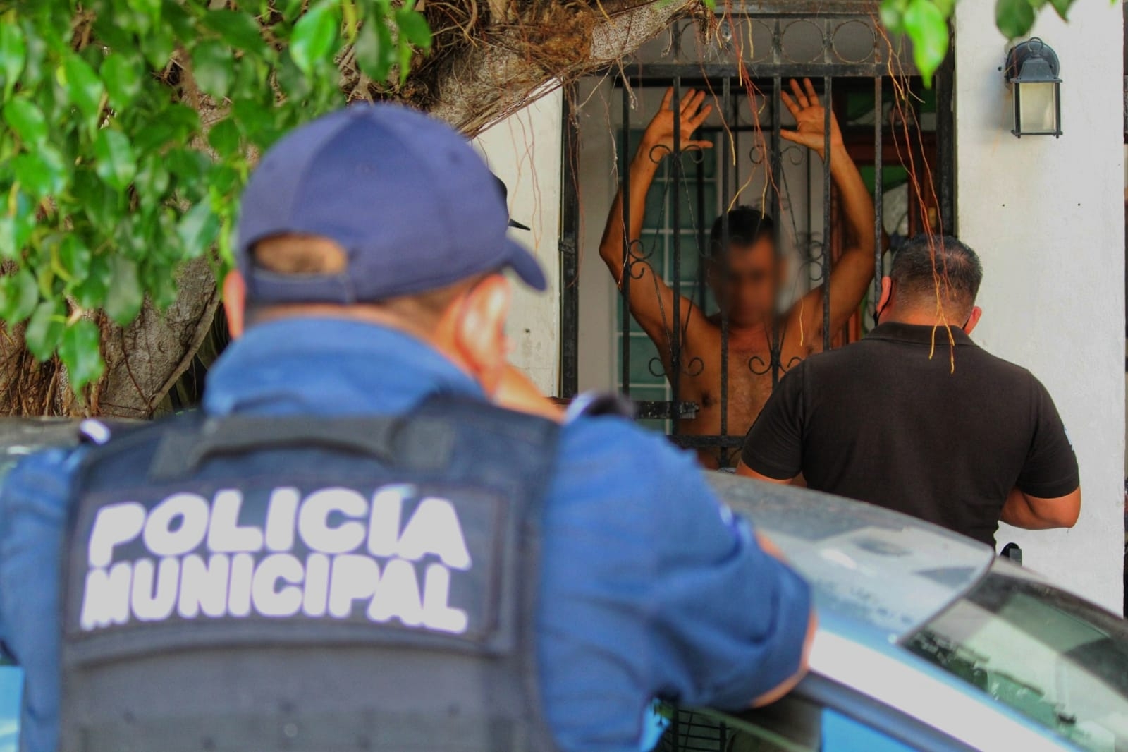 Autoridades policiacas continúan con las diligencias en el lugar del reporte