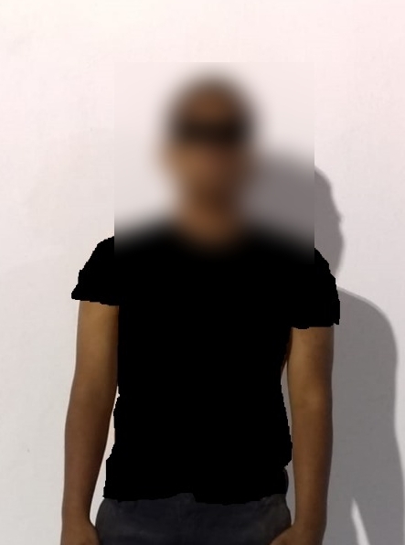 El menor de edad fue detenido por daños en propiedad ajena, tras arrojarle piedras y amenazar a una mujer con un machete 