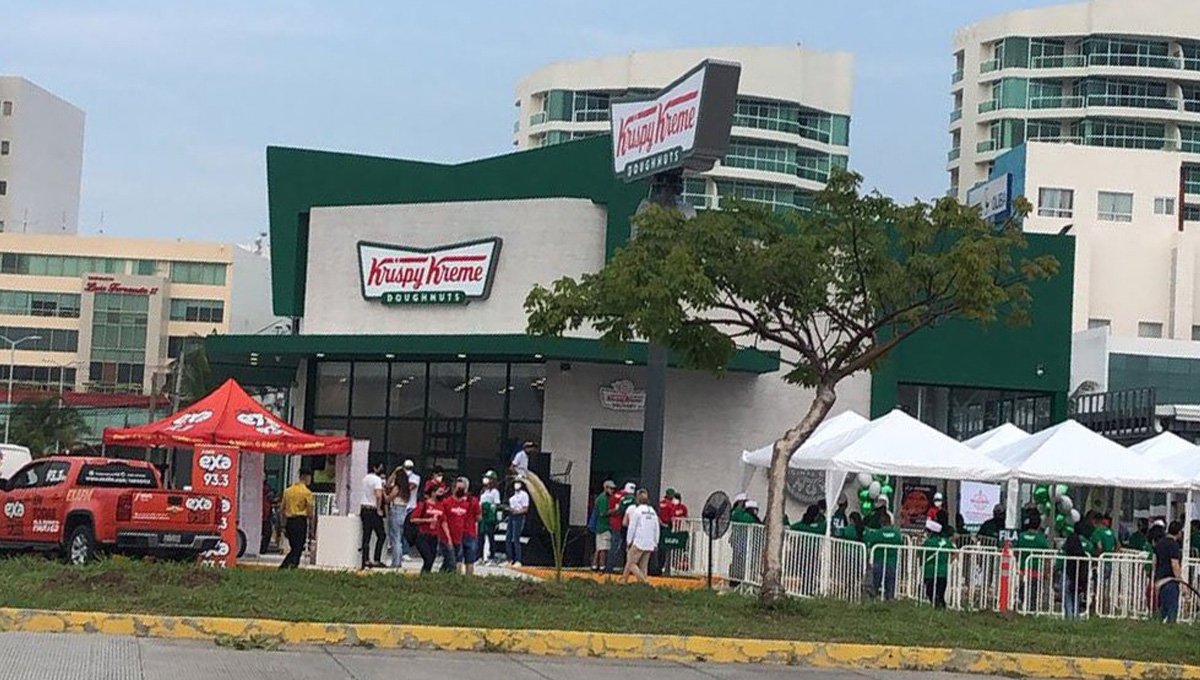 La apertura de la primera sucursal de Krispy Kreme en Veracruz provocó una larga fila para la compra de las donitas de sabores La apertura de la primera sucursal de Krispy Kreme en Veracruz provocó una larga fila para la compra de las donitas de sabores