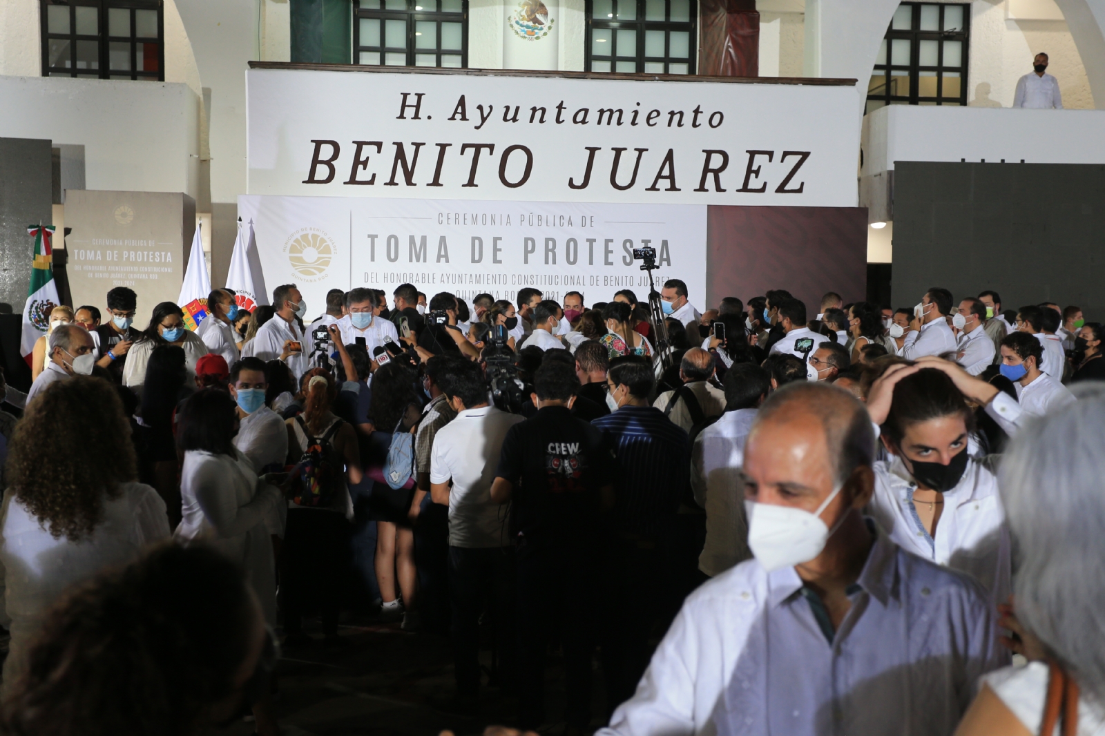 Los asistentes a la toma de protesta de Mara Lezama como Alcaldesa de Cancún, no cumplieron con la sana distancia Los asistentes a la toma de protesta de Mara Lezama como Alcaldesa de Cancún, no cumplieron con la sana distancia