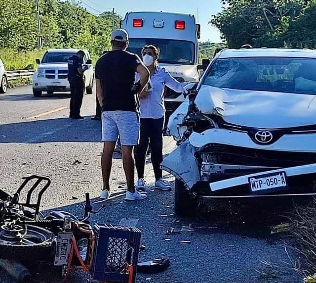 El conductor de la moto fue trasladado por una ambulancia al hospital al presentar heridas de gravedad