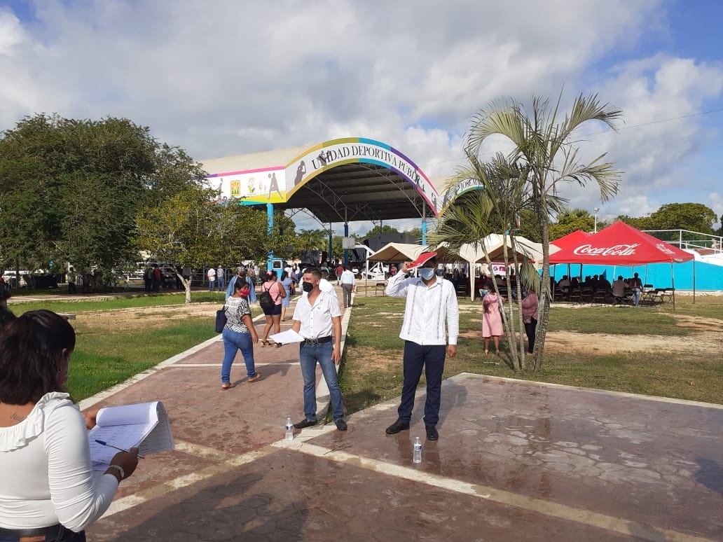 En el domo deportivo se permitió la entrada de todas las personas que llegaron En el domo deportivo se permitió la entrada de todas las personas que llegaron
