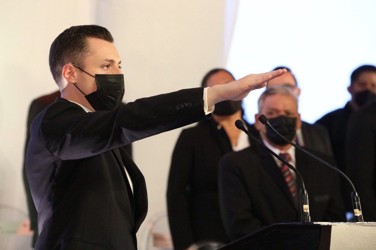 Estuvo acompañado de los liderazgos de su partido Movimiento Ciudadano, como Dante Delgado y el Gobernador electo Samuel García Estuvo acompañado de los liderazgos de su partido Movimiento Ciudadano, como Dante Delgado y el Gobernador electo Samuel García