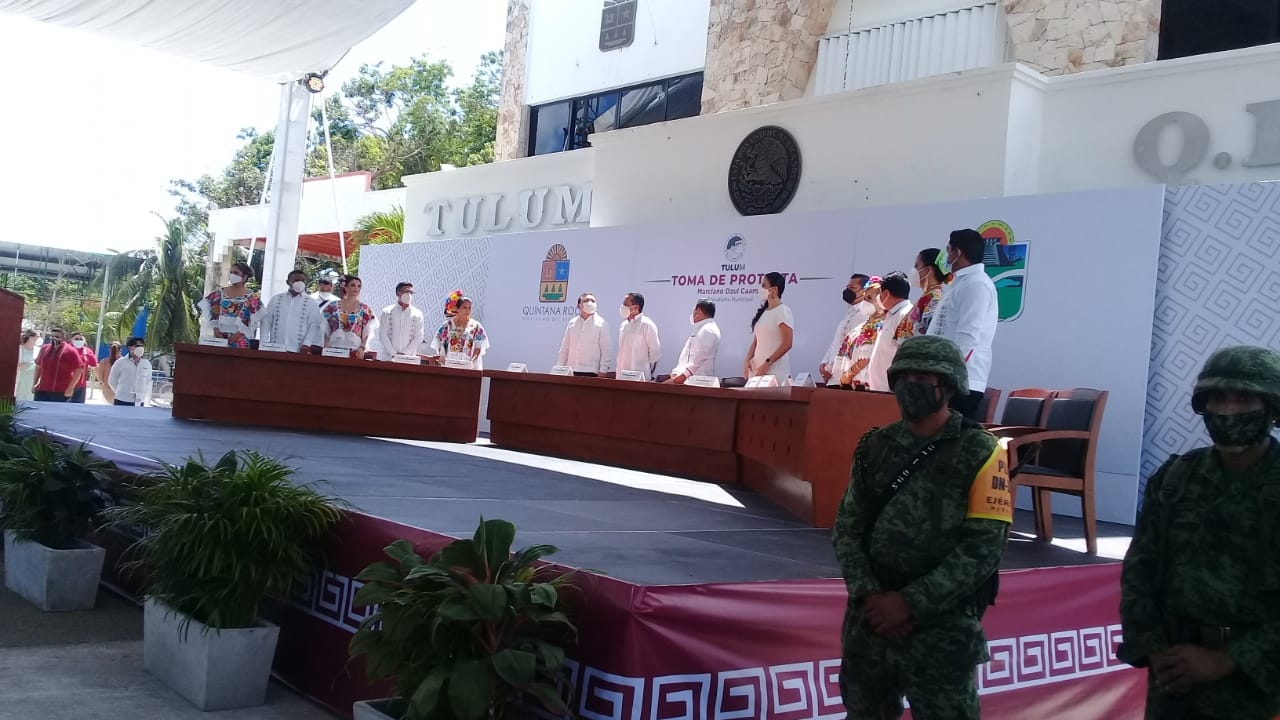 Los nuevos concejales llegaron ataviados de sus ternos y guayaberas a la toma de protesta Los nuevos concejales llegaron ataviados de sus ternos y guayaberas a la toma de protesta
