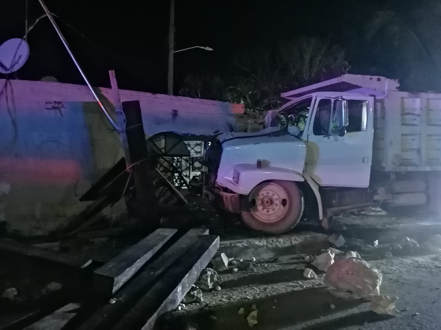 De acuerdo a testigos, el guiador conducía a exceso de veocidad y zigzagueando en el camino De acuerdo a testigos, el guiador conducía a exceso de veocidad y zigzagueando en el camino