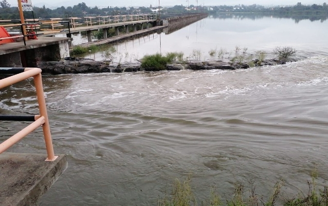 Como prevención desafogaron 49 metros cúbicos de la presa debido al agua que llegará del río en las próximas horas Como prevención desafogaron 49 metros cúbicos de la presa debido al agua que llegará del río en las próximas horas