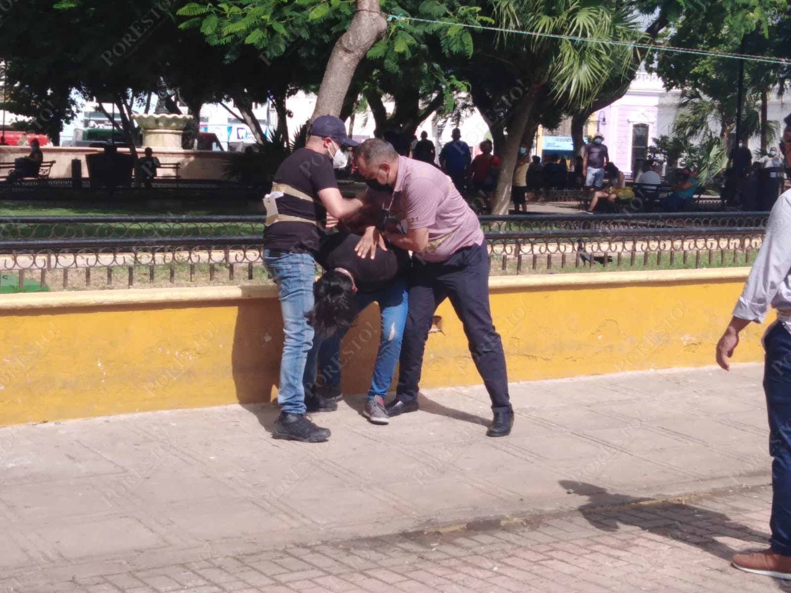El joven de 23 año de edad fue detenido por dos policías, como se muestra en la reconstrucción de los hechos