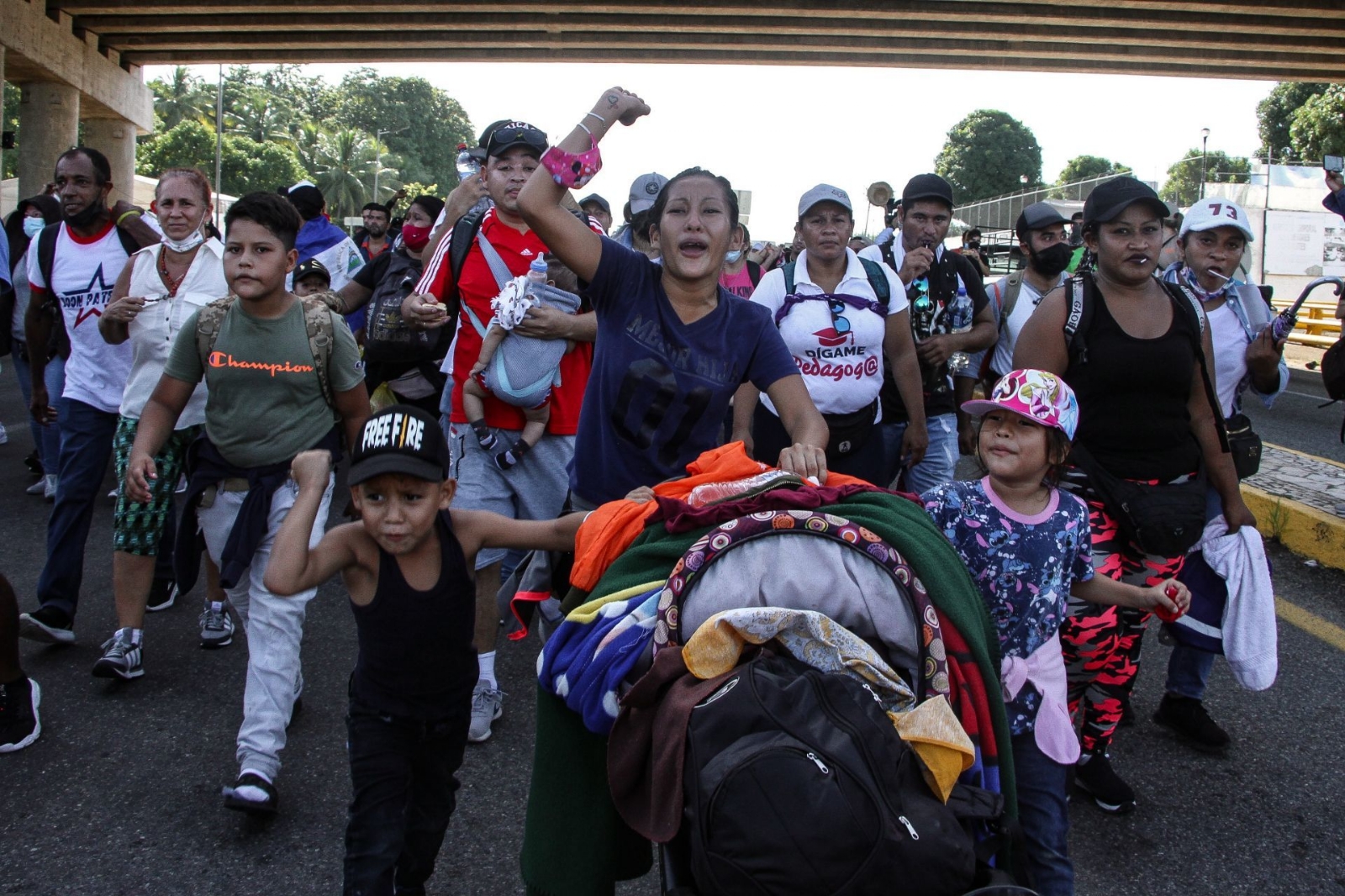 Con gritos de ánimo, la caravana avanza desde Tapachula