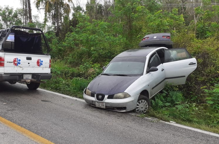 Lluvias generan doble accidente automovilístico en José María Morelos