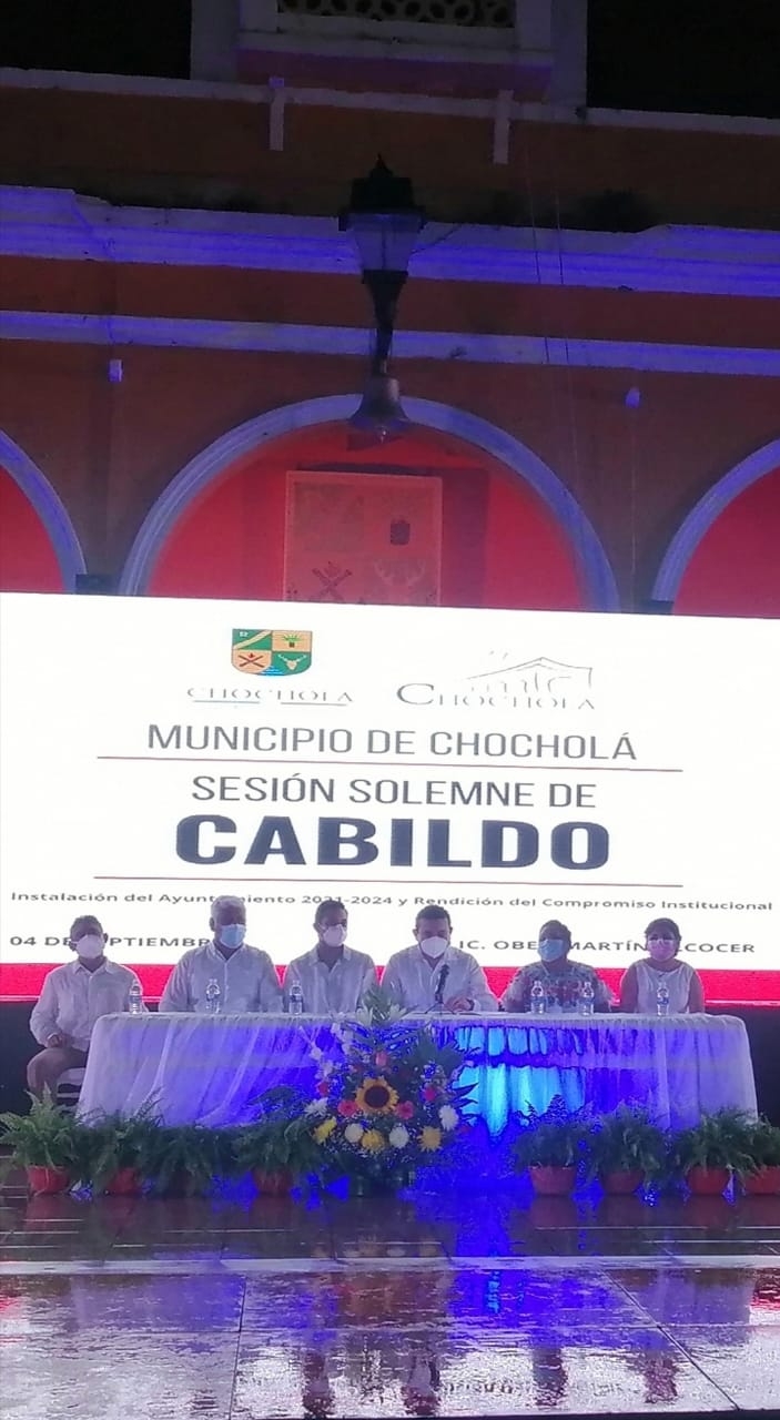 Con paraguas en mano, los vecinos de la comunidad asisieron a al ceremonia de toma de protesta