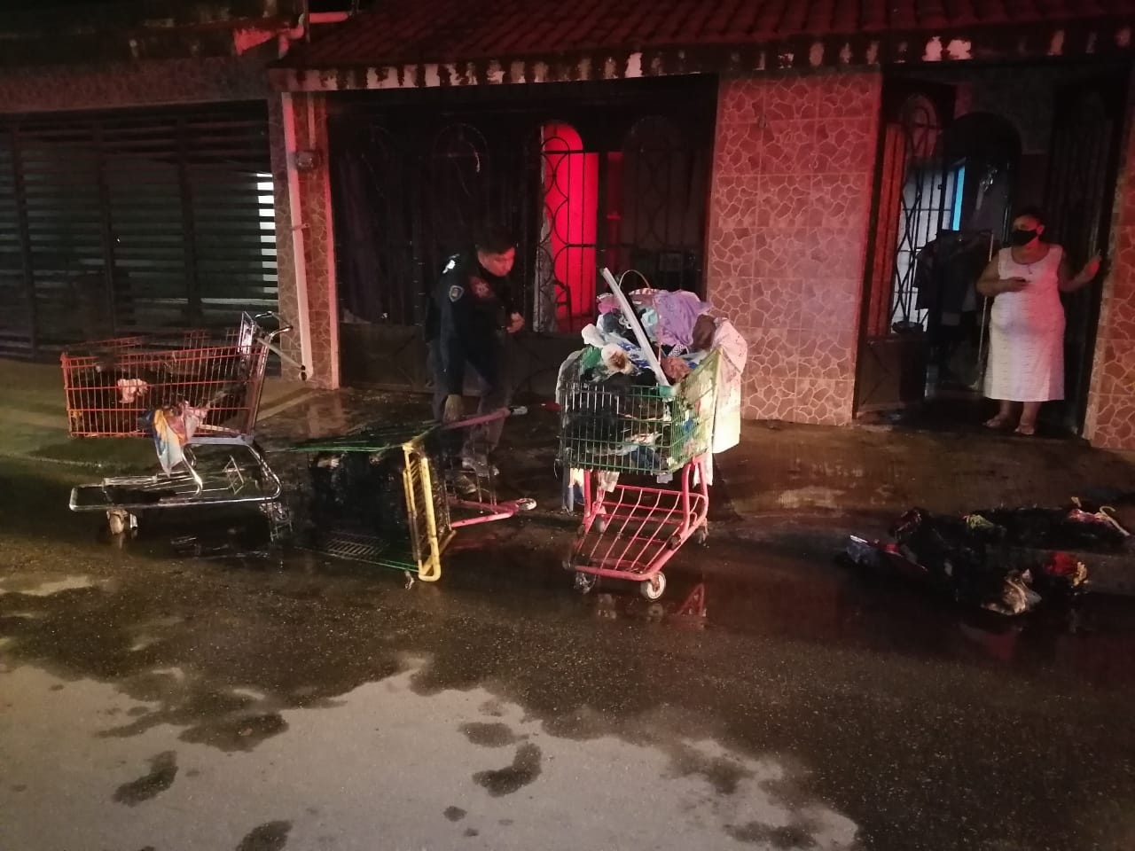 El fuego provenía de tres carritos de supermercado que contenían ropa de bazar