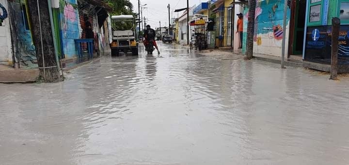 Cerca de las 2 de la tarde cayó un torrencial aguacero que afectó Holbox y el puerto de Chiquilá