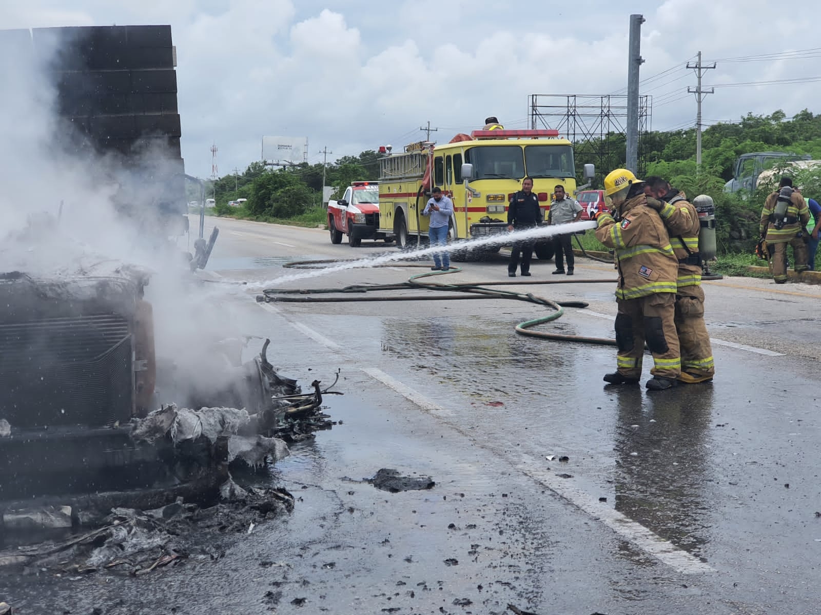 La circulación con dirección a Puerto Morelos, tuvo que ser cerrada por varios minutos La circulación con dirección a Puerto Morelos, tuvo que ser cerrada por varios minutos