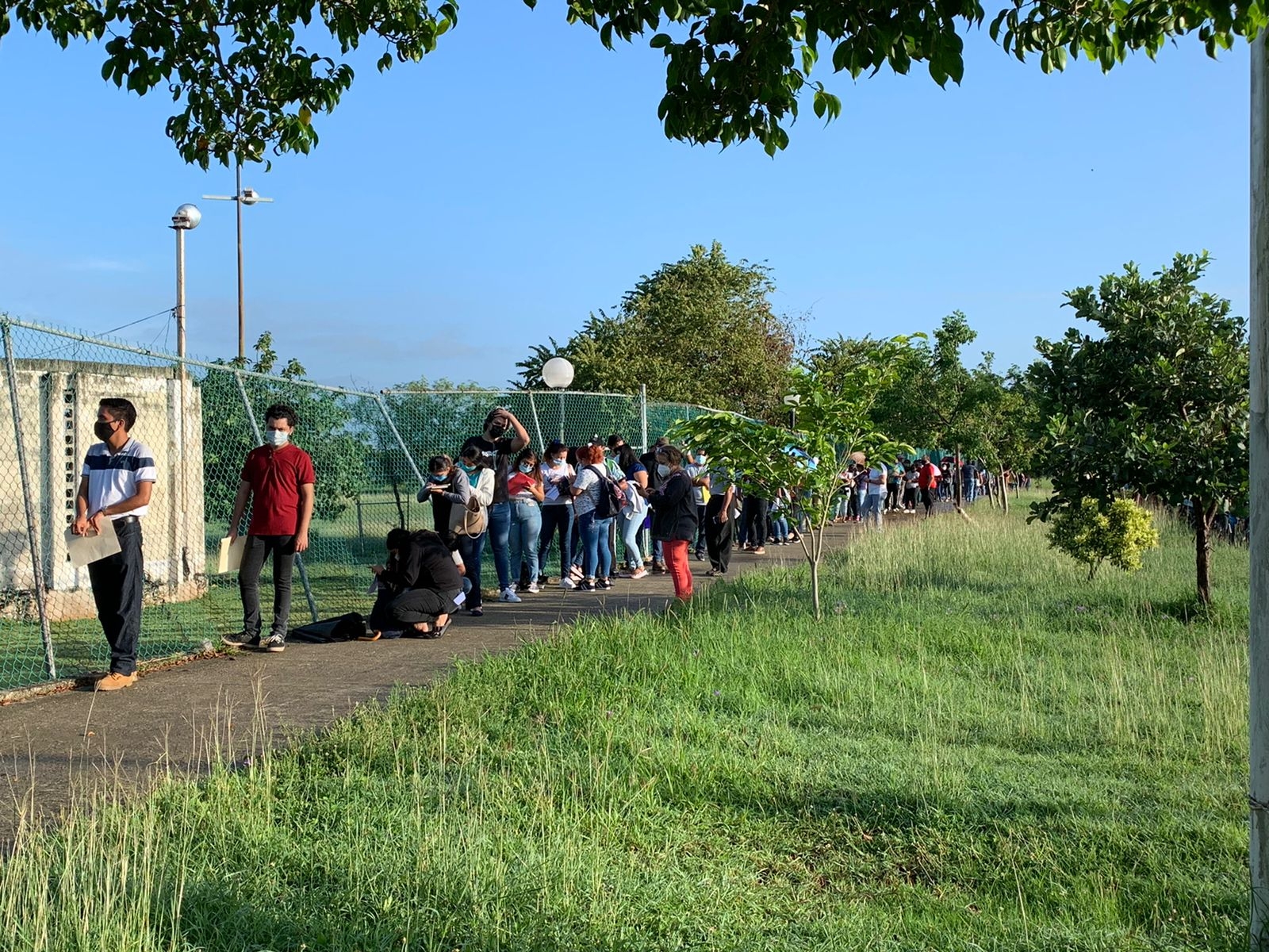 Previo a la apertura del módulo ubicado en la Inalámbrica, varios son los jóvenes que se encuentran en la fila Previo a la apertura del módulo ubicado en la Inalámbrica, varios son los jóvenes que se encuentran en la fila