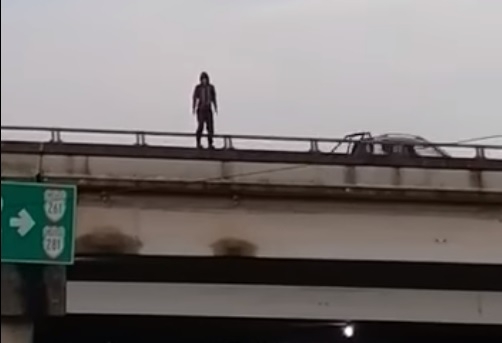 El joven se avienta de un puente luego de ver a una patrulla acercándose El joven se avienta de un puente luego de ver a una patrulla acercándose